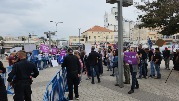 הפגנת תמיכה בט' ונ' המתלוננות נגד אייל גולן בכניסה לעימות