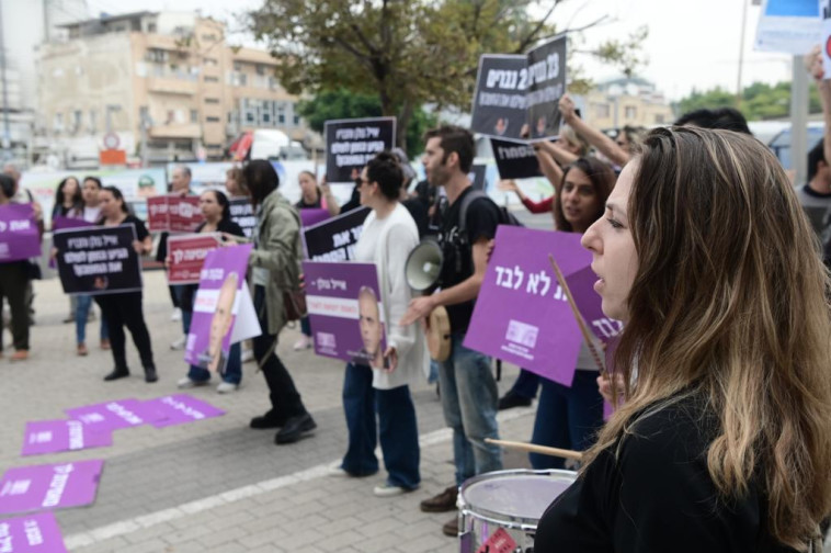 הפגנת תמיכה בט' ונ' המתלוננות נגד אייל גולן בכניסה לעימות