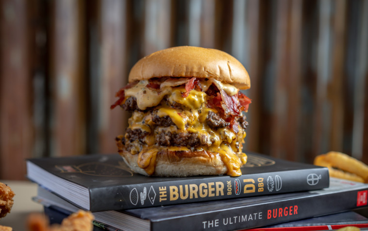 שחיתות בלי להתנצל. M32