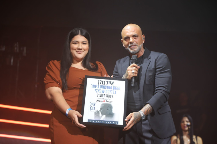 אייל גולן מקבל את פרס הזמר המושמע ביותר בישראל בתום סדרת מופעי הקיץ 