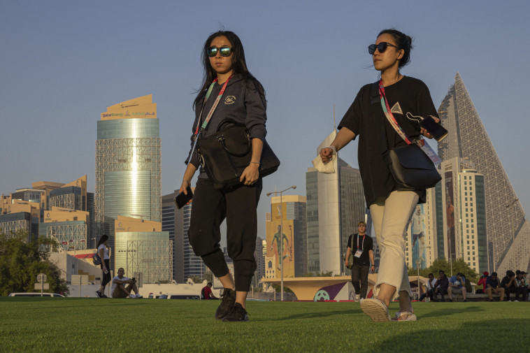 נשים חייבות לכסות את הכתפיים ונאסר עליהן ללבוש חצאיות או מכנסיים קצרים, קטארם ונאסר עליהן ללבוש חצאיות או מכנסיים קצרים, קטאר