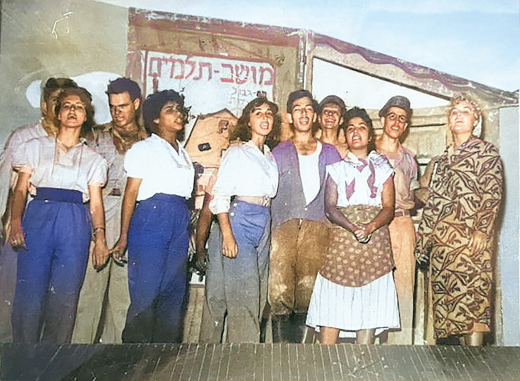 מושיק טימור, חמישי מימין בלהקה הצבאית 