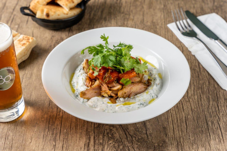 גירוס על מצע של צזיקי וטבחה עגבניות 