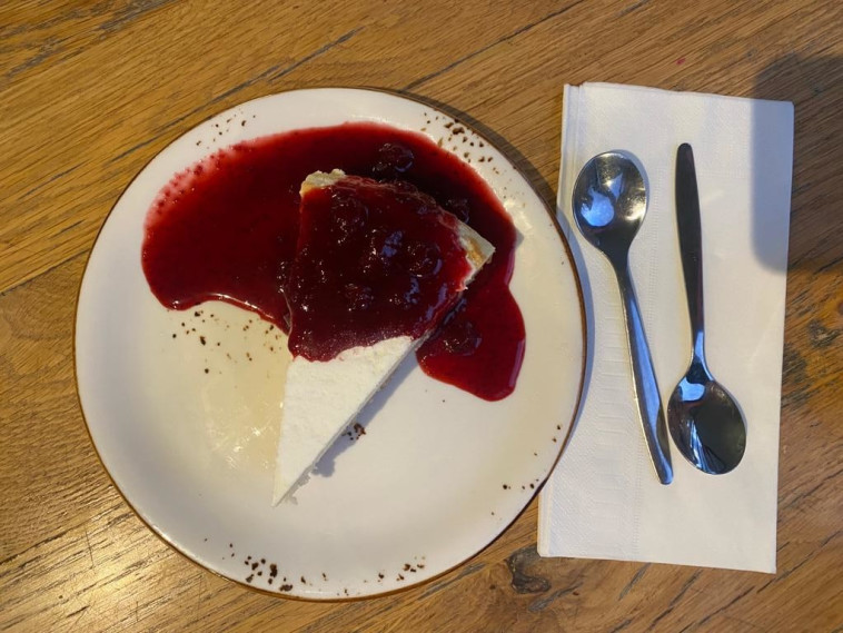 עוגת גבינה וקולי פירות יער