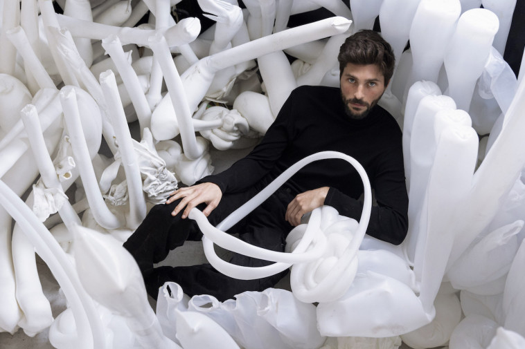 אביב גרינברג. אמן של של העידן החדש