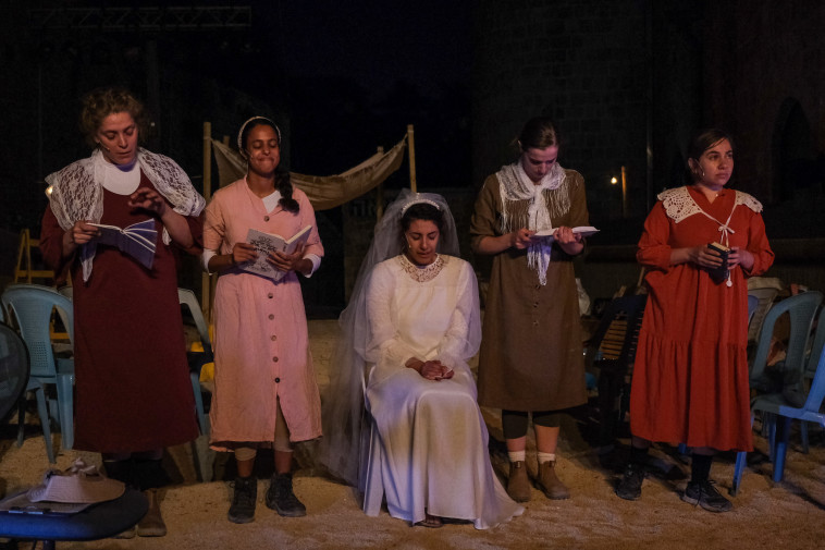 מתוך ההצגה ''על הגבעה''