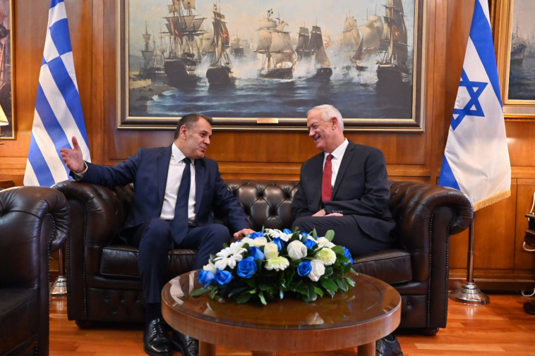 בני גנץ, ניקולאוס פנגיוטופולוס