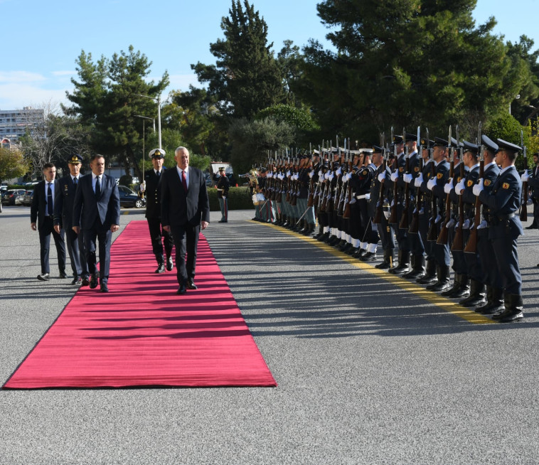 בני גנץ, ניקולאוס פנגיוטופולוס