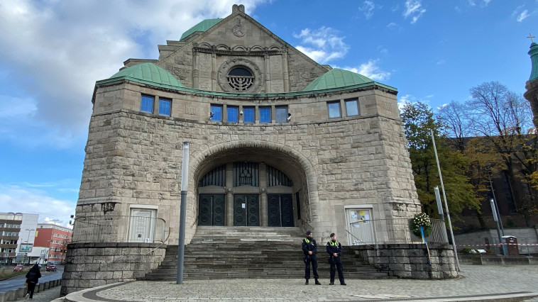 שוטרים ליד בית הכנסת הישן באסן, גרמניה