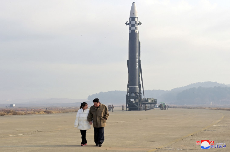 מנהיג צפון קוריאה קים ג'ונג און ובתו שנחשפת לראשונה (צילום: רויטרס)