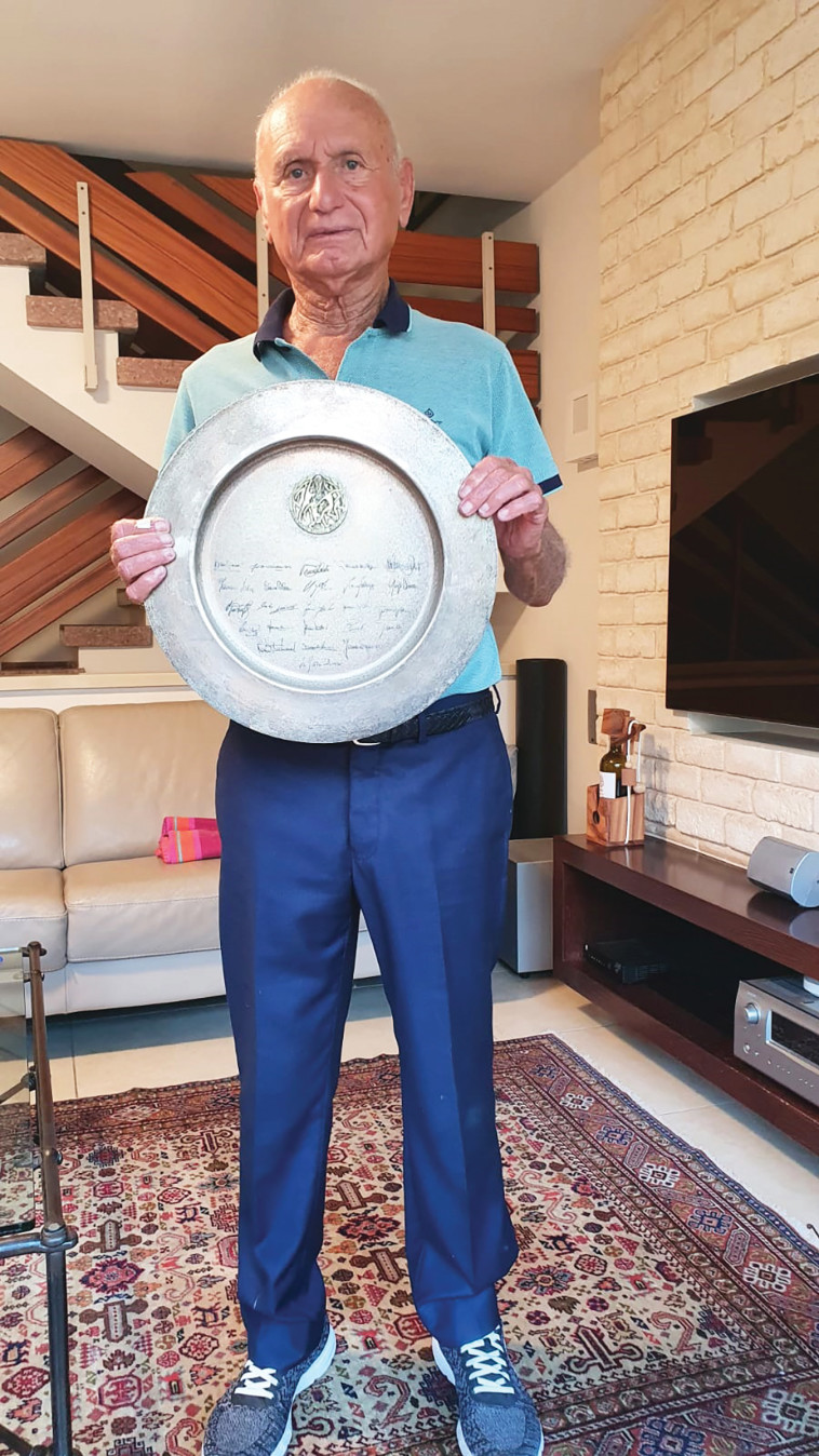 אברהם קליין עם הצלחת של נבחרת איטליה 1982