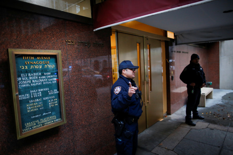 משטרה בכניסה לבית כנסת בניו יורק (צילום: REUTERS/Eduardo Munoz)