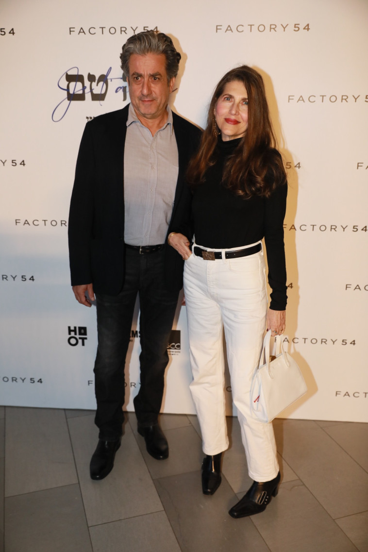 קרן מור, מנשה נוי