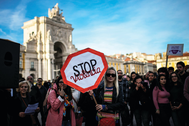 הפגנה נגד אלימות כלפי נשים (צילום: PATRICIA DE MELO MOREIRA.GettyImages)