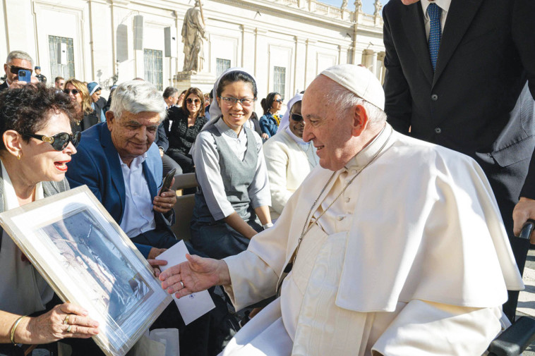 פרופ' פורת מעניקה לאפיפיור את המתנה  (צילום: אוניברסיטת תל אביב)