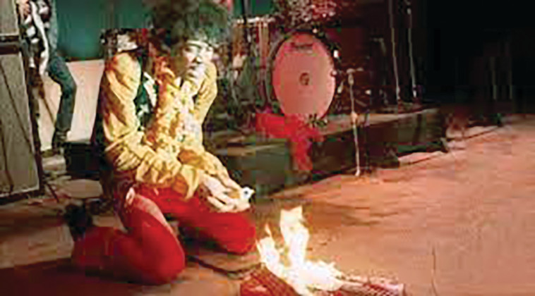 ג'ימי הנדריקס מבעיר את הגיטרה במונטריאול