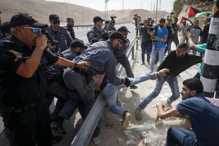 עימות בין שוטרים לתושבים בדואים ביישוב הלא חוקי ח'אן אל־אחמר ב־2018 (צילום: פלאש 90)