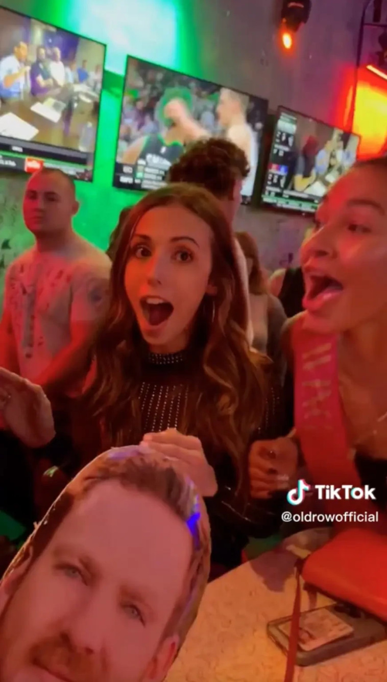 גילתה את בן זוגה לכאורה מתנשק עם אחרת