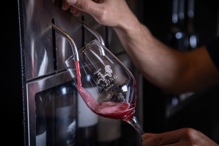 חווית יין ממערכות המזיגה האוטמטיות של הטייסטינג רום