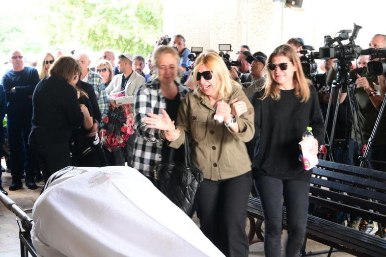 The widow of Yuri Volkov who was stabbed to death in Holon (Photo: Avshalom Sassooni)