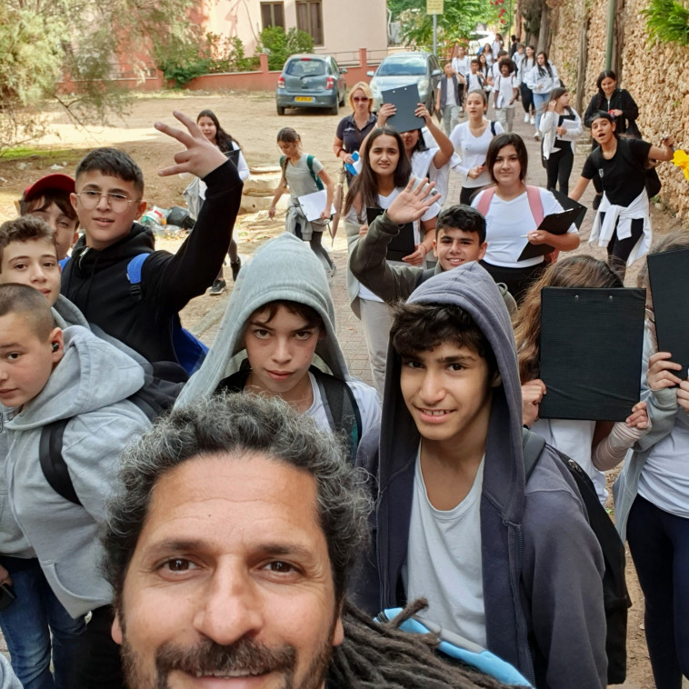 גלעד שטרן, רכז ההדרכה של רשות העתיקות, עם תלמידי כיתה ח בחטיבת רבין באזור