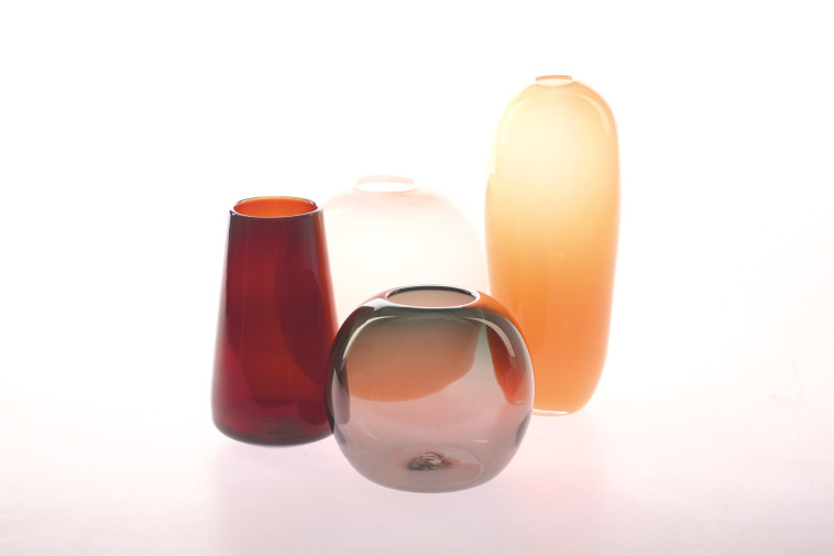 וואזות צרות ומעוגלות בעיצוב אדם שלוי