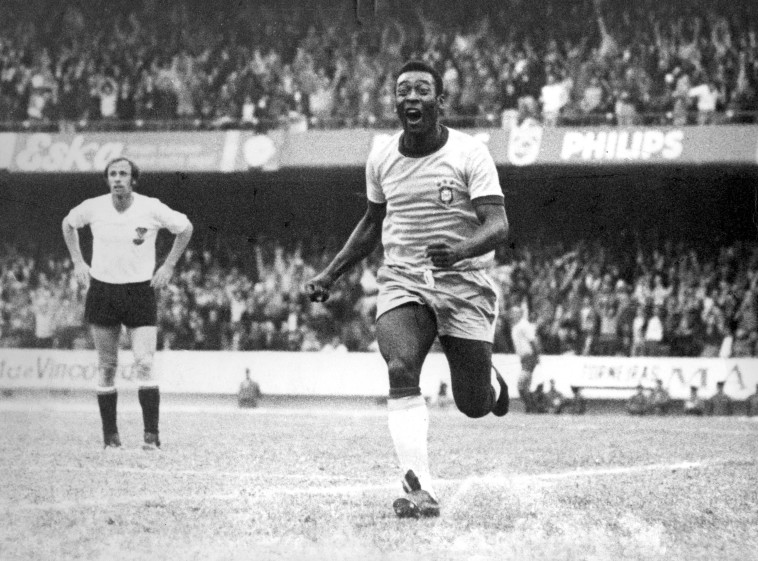 פלה במדי נבחרת ברזיל