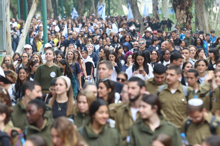 צעדת ''צועדים ומצדיעים''