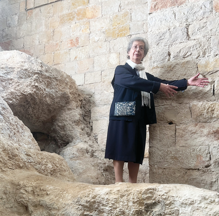 נזירה במנזר האחיות