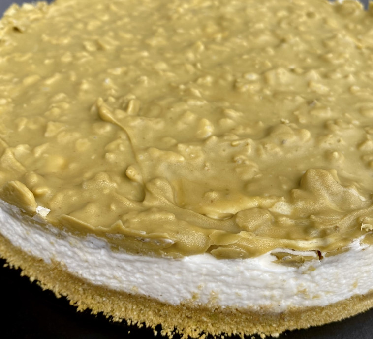 עוגת קראנץ׳ פיסטוק ממכרת (צילום: קורל חוטה)