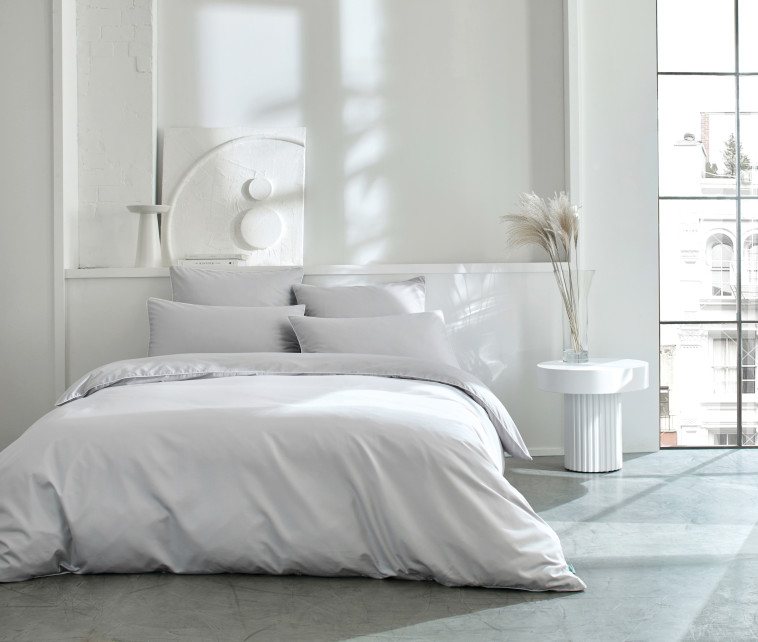 סט מצעים אפור פנינה קלאסי עם פס לבן במותג ליננז