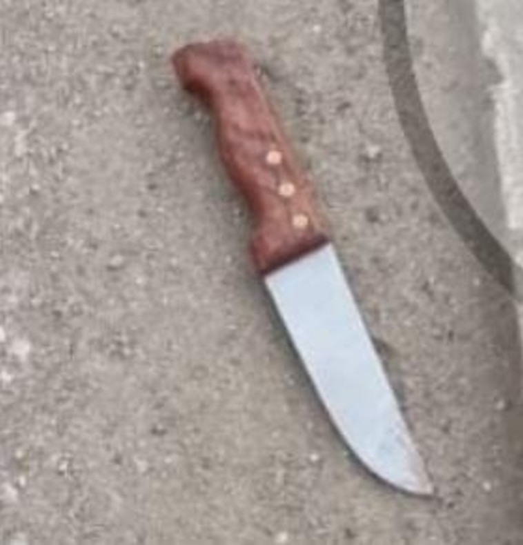 הסכין שהייתה ברשותו של המחבל בחווארה (צילום: דוברות המשטרה)