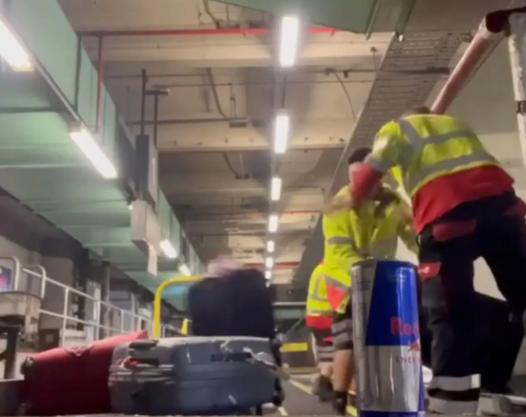 הטיחו את המזוודות בעוצמה על המסוע