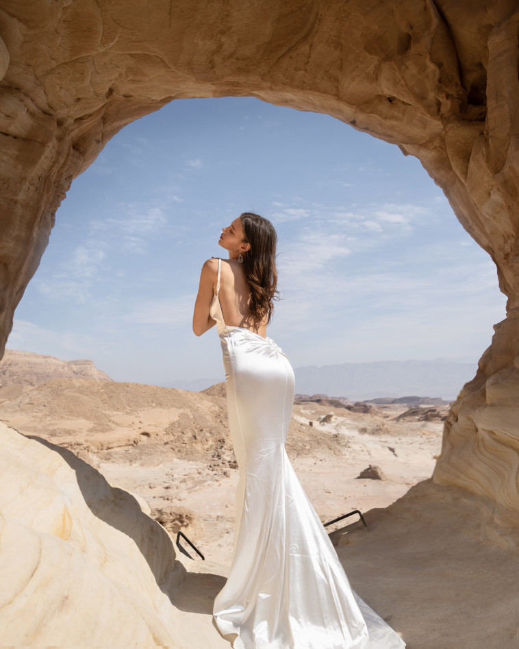 פארק תמנע, הקשת הגדולה. דוגמנית: יליזבטה ולקובה