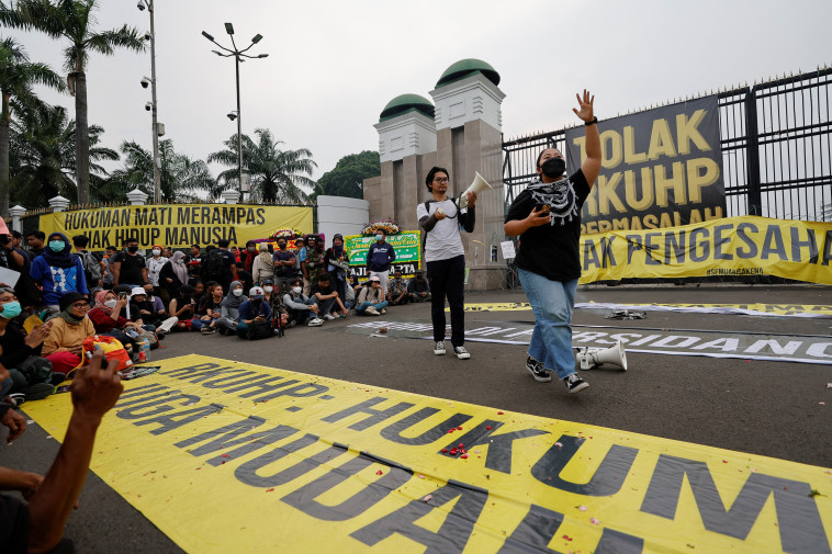 מחאה באינדונזיה נגד החוק החדש האוסר על יחסי מין מחוץ לנישואים (צילום: רויטרס)