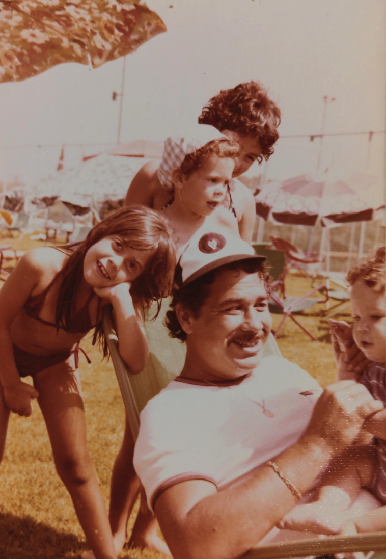 יהודה בארקן עם ילדיו בבריכה