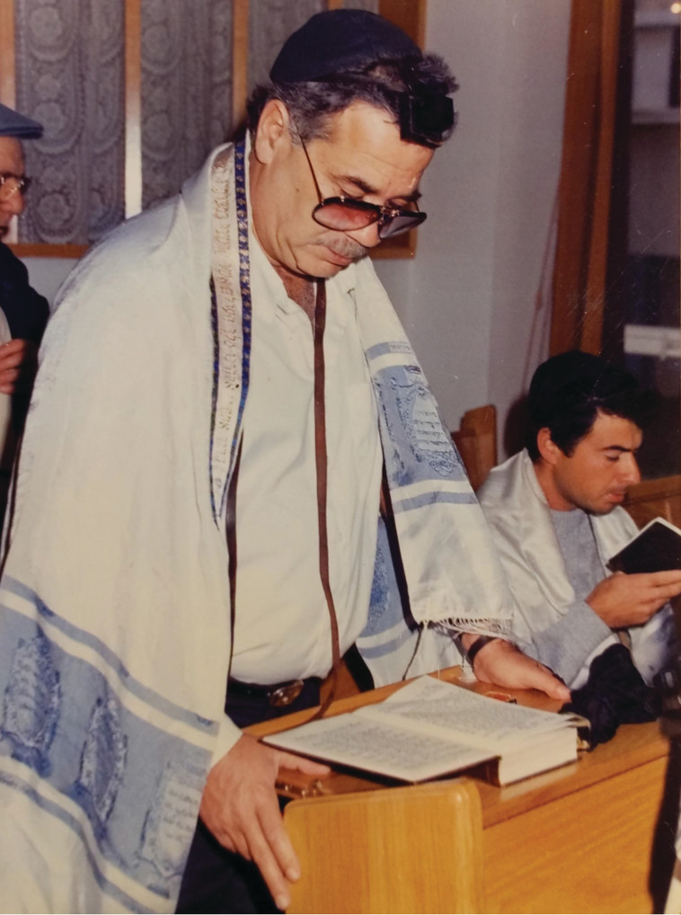 יהודה בארקן מניח תפילין בבית הכנסת (צילום: באדיבות המשפחה)