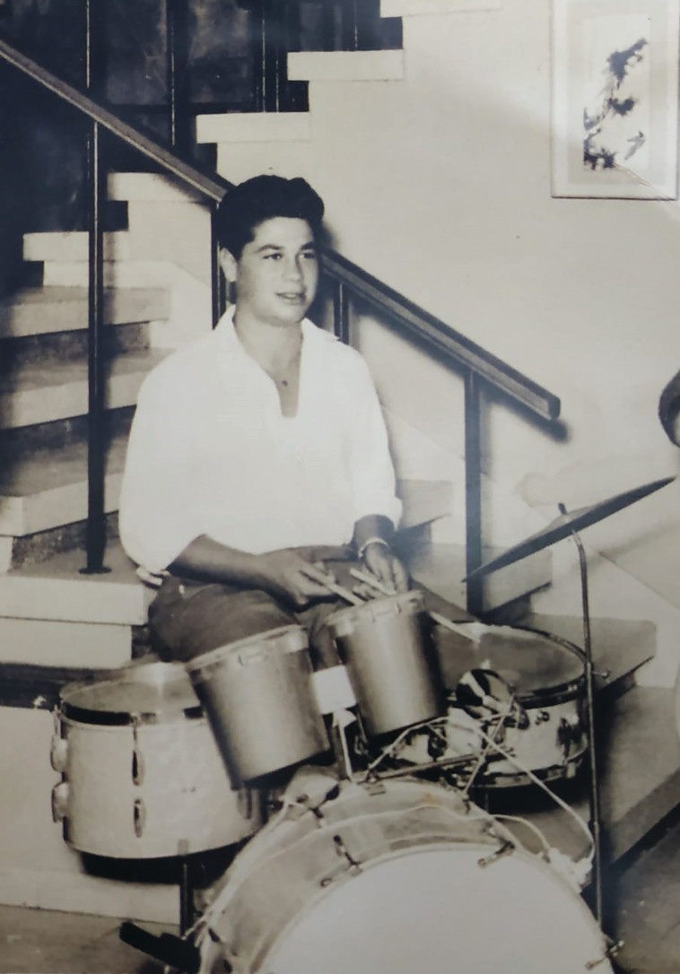 מתופף בצעירותו. יהודה בארקן