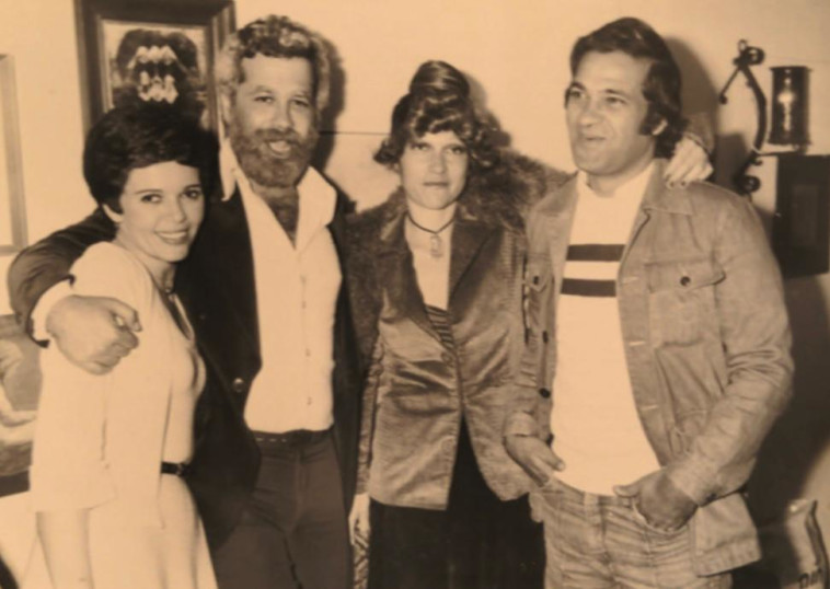 יהודה בארקן בחתונה עם נילי, לצד זאב ושולה רווח