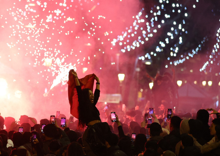 אוהדי נבחרת מרוקו חוגגים את הניצחון על ספרד (צילום: REUTERS/Nacho Doce)