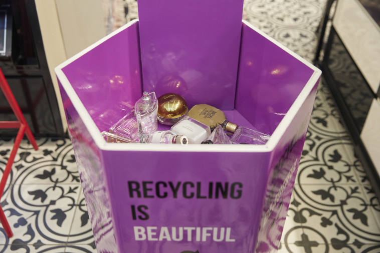 עמדת מיחזור לבקבוקי בושם ברשת אפריל