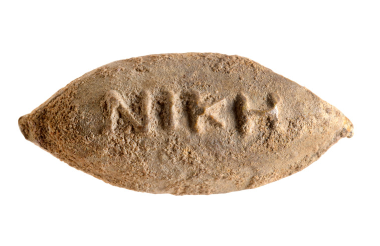 המילה ''ניצחון'' על גבי הקליע