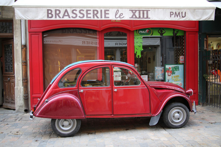 A collector's car in Paris (photo: Yeh'ach, Pont Royal)