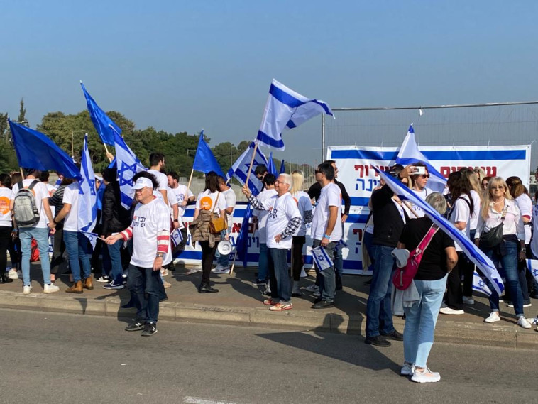 פעילי יש עתיד במחאה נגד נתניהו