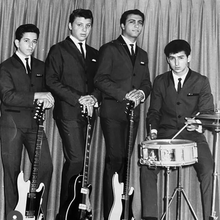 הצ'רצ'ילים (קלפטר שני משמאל)