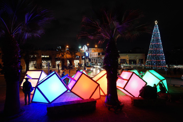 מיצג סביבונים מוארים. חנוכה בתל אביב יפו