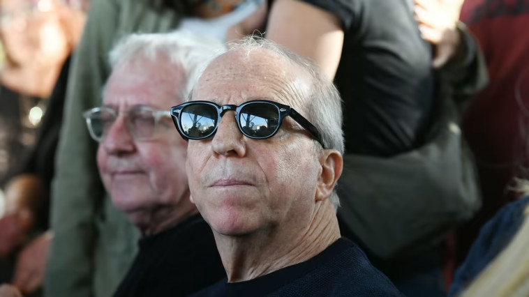 דני סנדרסון וגידי גוב בהלווית יצחק קלפטר