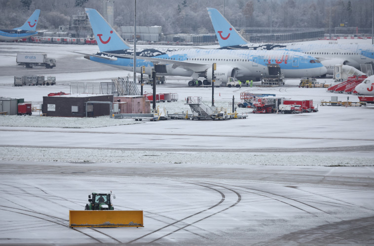 שדה התעופה במנצ'סטר תחת שלג כבד (צילום: רויטרס)