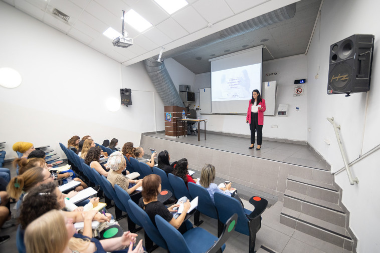 בית ספר אחד - שלוש תכניות לימוד. ביזנס שואו