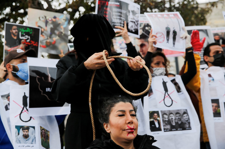 מחאה נגד המשטר באיראן ודיכוי המחאות  (צילום: REUTERS/Dilara Senkaya)
